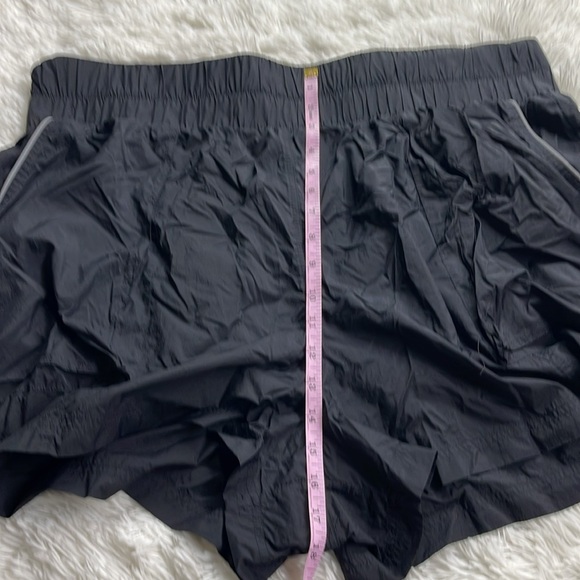 Fabletics Ultra High-Waisted Piped Nylon Short - Picture 4 of 7